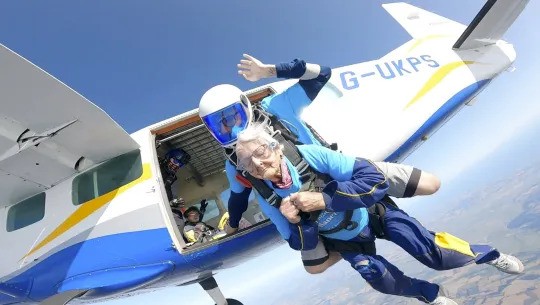 Nenek Berusia 102 Tahun di Inggris Lakukan Aksi Terjun Payung