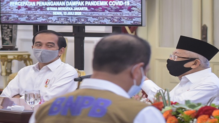 Presiden Jokowi berbincang bersama Wapres sebelum Rapat Terbatas (Ratas) mengenai Percepatan Penanganan Pandemi Covid-19, Senin (13/7). (Foto: Humas/Agung)