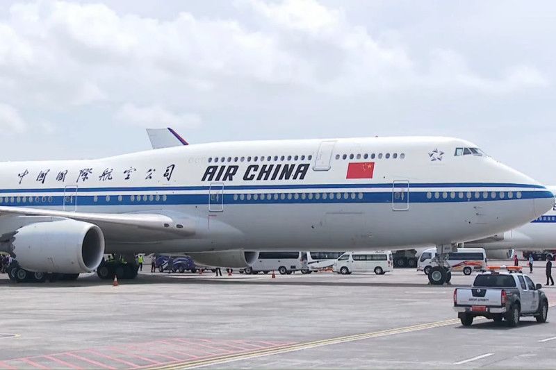 angkapan layar kedatangan pesawat Air China di Bandara Internasional I Gusti Ngurah Rai Bali pada Senin (14/11/2022). (ANTARA/Bayu P)