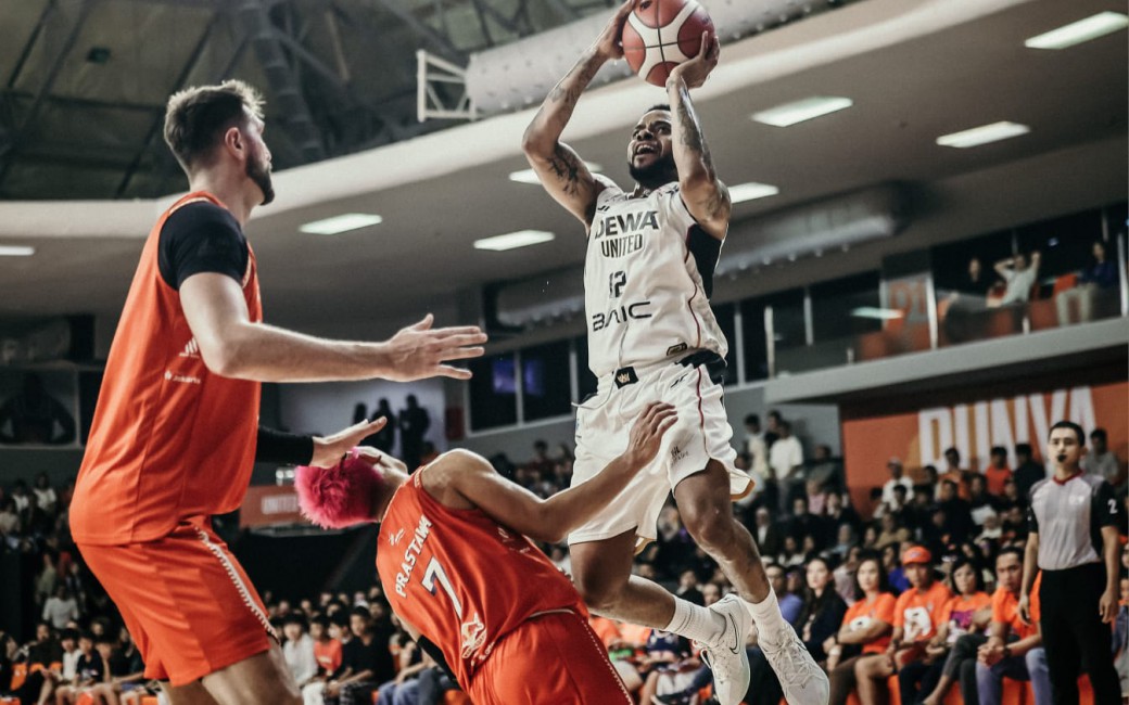 Troy Gillenwater Bersinar! Dewa United Curi Kemenangan Dramatis atas Pelita Jaya di Game 1 Semifinal IBL 2026