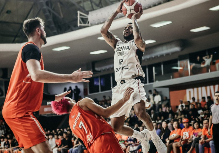 Troy Gillenwater Bersinar! Dewa United Curi Kemenangan Dramatis atas Pelita Jaya di Game 1 Semifinal IBL 2026