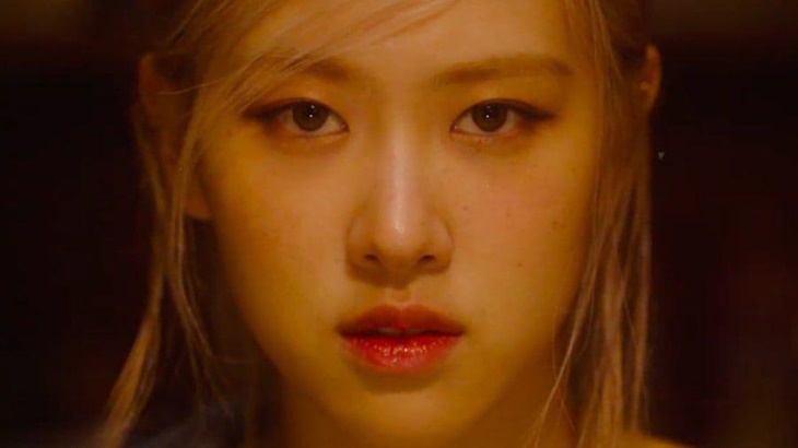 Rose Nyanyikan Lagu Perdananya di Konser BLACKPINK ‘THE SHOW’