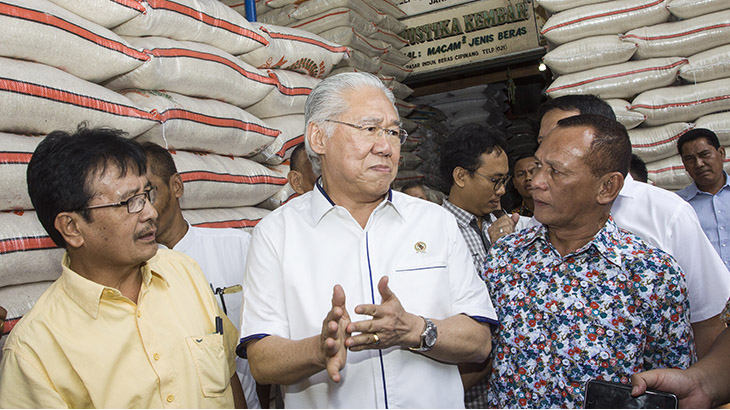 Menteri Perdagangan Enggartiasto Lukita (tengah). (ANTARA FOTO/Galih Pradipta)