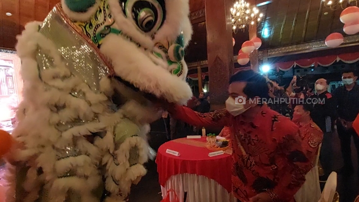 Perayaan Cap Go Meh di Solo, Gibran Kasih Angpao Enam Barongsai