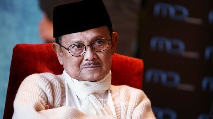 Bikin Baper, Ini 7 Kata Mutiara BJ Habibie Tentang Cinta