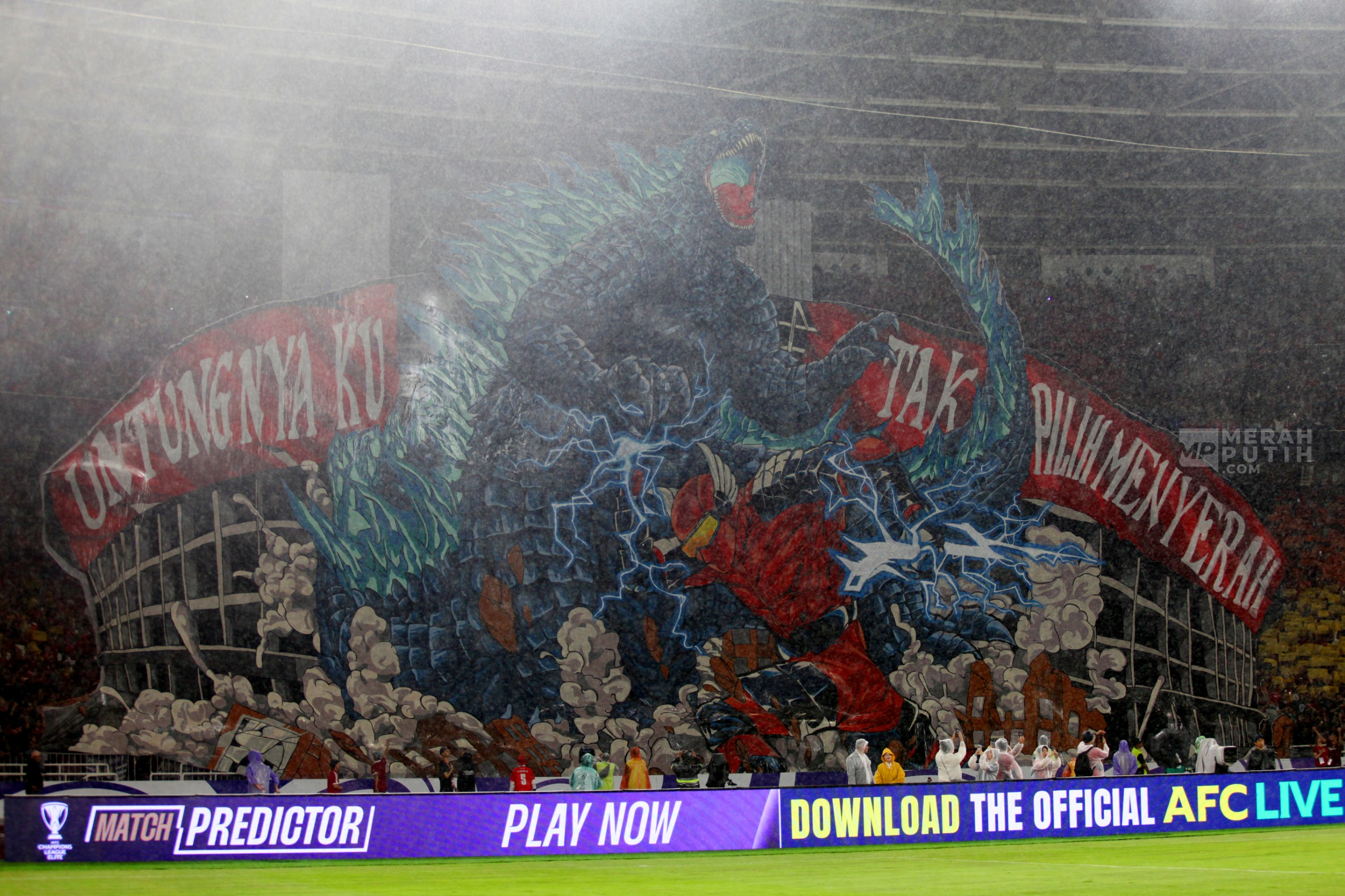 Aksi Koregrafi Godzilla dalam Laga Timnas Indonesia Lawan Jepang di Stadion GBK
