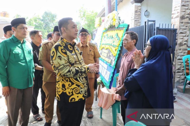 Plt. Bupati Bekasi Asep Surya Atmaja mengunjungi keluarga Adelia, korban meninggal dunia kecelakaan kereta api di rumah duka Perumahan Bekasi Regensi 1, RT06/06, Kelurahan Wanasari, Kecamatan Cibitung, Kabupaten Bekasi, Selasa. ANTARA/Pradita Kurniawan Syah.