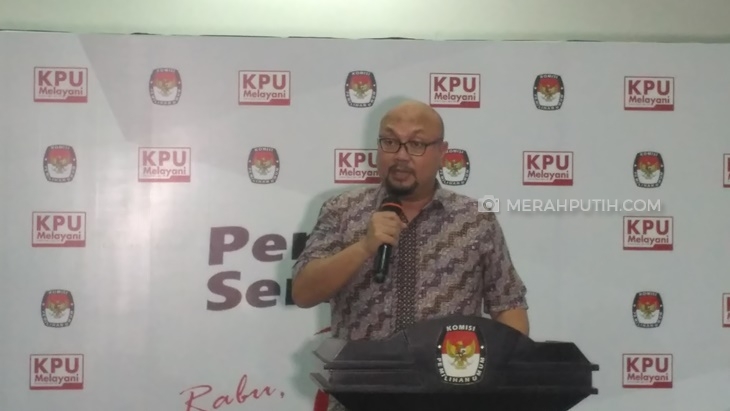 Komisioner KPU bacakan caleg koruptor