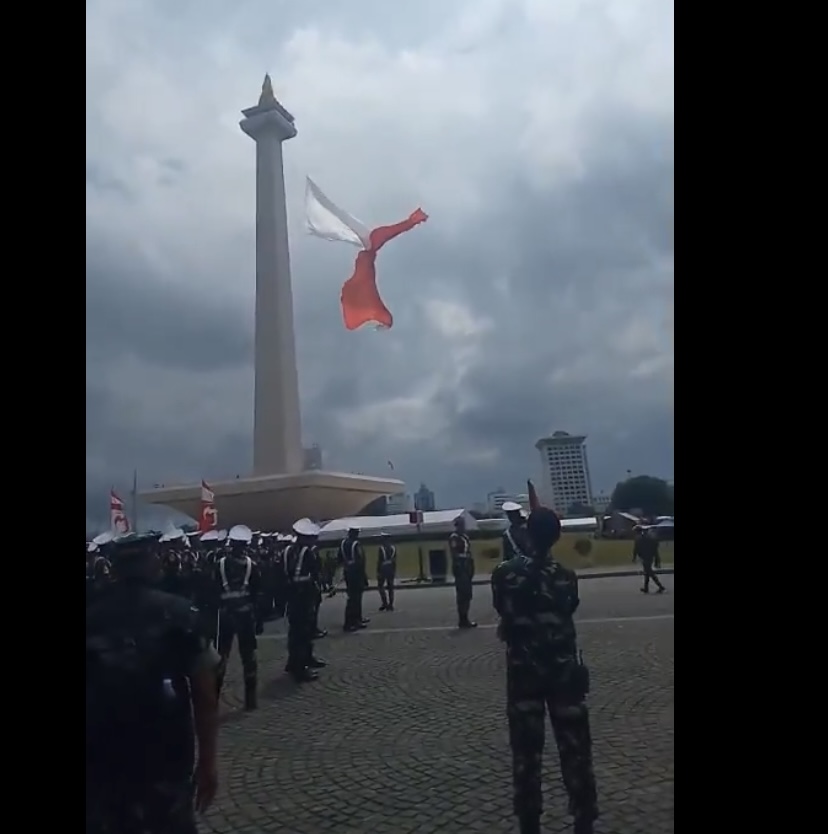 Bendera Merah Putih Robek saat Latihan HUT ke-80 TNI di Monas, Diduga Karena Angin Kencang 