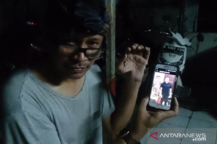 Budianto Tahapary memperlihatkan foto profile oknum pengacara yang mengatasnamakan Kasat Reskrim Polres Metro Jakarta Selatan meminta uang Rp1 miliar untuk menyelesaikan perkaranya, Selasa (14/1/2020).(ANTARA/Laily Rahmawaty)