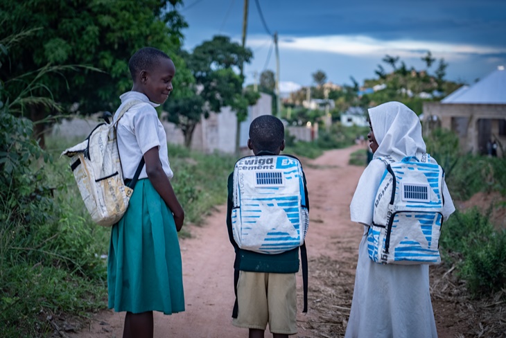 Ransel Panel Surya, Terangi Harapan Anak-anak Tanzania untuk Membaca