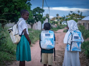 Ransel Panel Surya, Terangi Harapan Anak-anak Tanzania untuk Membaca
