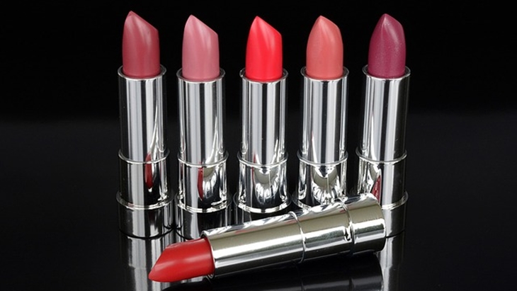 Warna Lipstik yang Hits Tahun 90-an, Masih Terbawa hingga Kini?