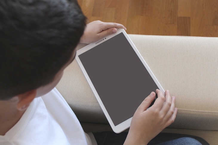 Gadget berisiko terhadap kesehatan mata anak. (Foto: Pixabay/GemmaMM)