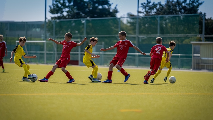 Kembangkan Kemampuan Motorik dan Berpikir Strategis Anak lewat Sepak Bola
