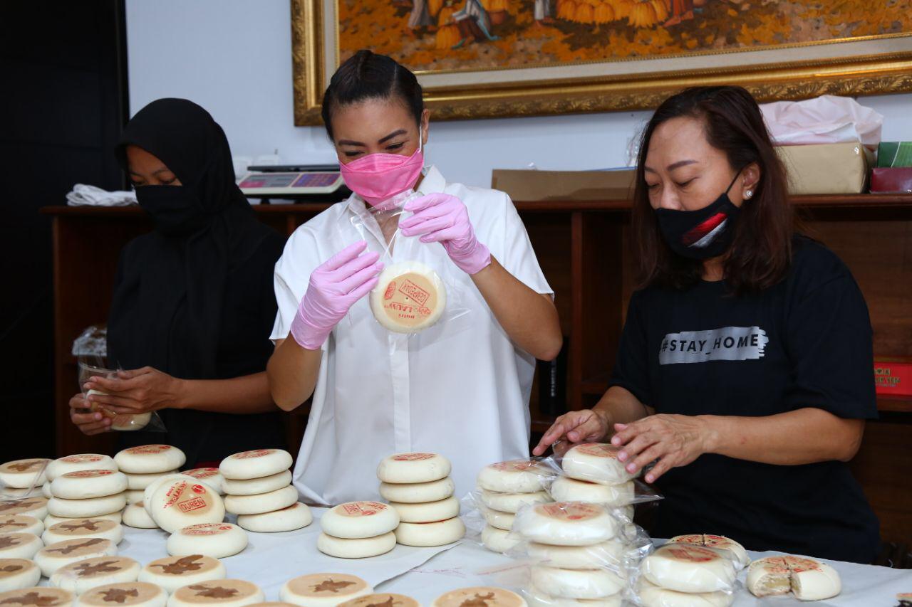 Kunjungi Pabrik Kue Bulan, Rahayu Saraswati Promosikan Ekonomi Tangsel