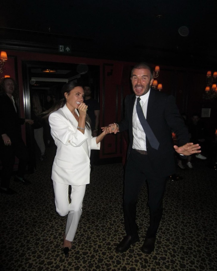 Victoria Beckham Rilis Kaus dari Candaan Sang Suami