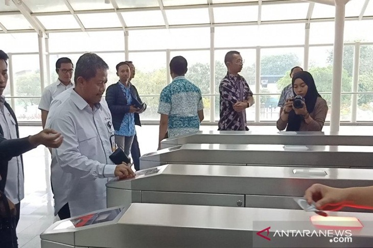 Direktur Utama PT LRT Wijanarko menjajal mesin tap di pintu masuk kedatangan penumpang Stasiun Velodrom, Jakarta Timur, Kamis (21/11/2019). LRT resmi memberlakukan tarif komersial Rp5.000 per penumpang mulai 1 Desember 2019. (ANTARA/Andi Firdaus)