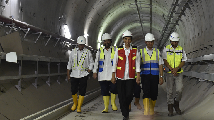 Presiden Joko Widodo (tengah) didampingi Menteri Perhubungan Budi Karya Sumadi (kiri), Gubernur DKI Jakarta Anies Baswedan (kedua kanan), Direktur Utama PT MRT Jakarta William Sabandar (kanan) dan Ketua Umum Partai Nasdem Surya Paloh (kedua kiri) meninjau proyek MRT di Stasiun Senayan, Jakarta, Rabu (7/3). Presiden menyatakan pembangunan sarana angkutan cepat tersebut dalam difungsikan secara komersial pada Maret 2019. ANTARA FOTO/Puspa Perwitasari/aww/18.