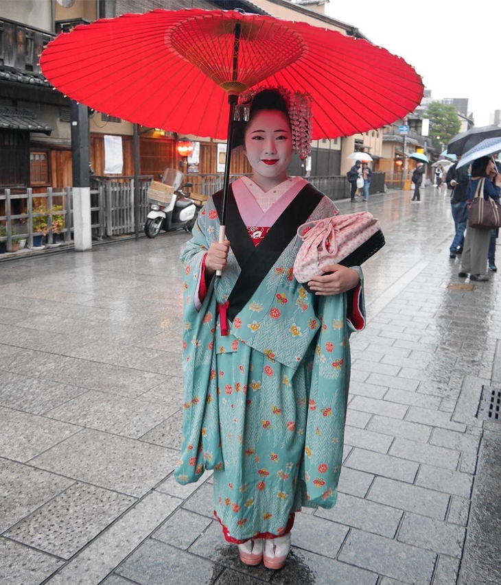 Wanita berpakaian tradisional Jepang di Gion. (Foto: instagram.com/oyazi92)