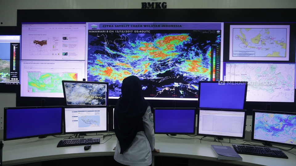 Petugas tengah mengamati monitor prakiraan cuaca di gedung pusat Badan Meteorologi, Klimatologi, dan Geofisika, Jakarta, Rabu, (13/12). Merahputih.com / Rizki Fitrianto