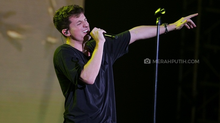 Pertama Kali ke Indonesia, Charlie Puth Tampil Luar Biasa