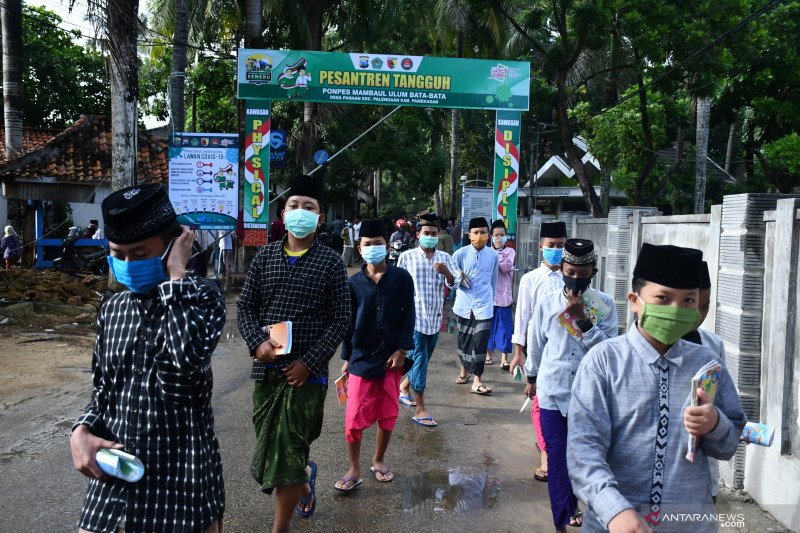 Ilustrasi - Santri bersiap mengikuti proses belajar mengajar di Pondok Pesantren Mambaul Ulum, Bata-Bata, Pamekasan, Jawa Timur, Ahad (14/6/2020). ANTARA FOTO/Saiful Bahri/foc.