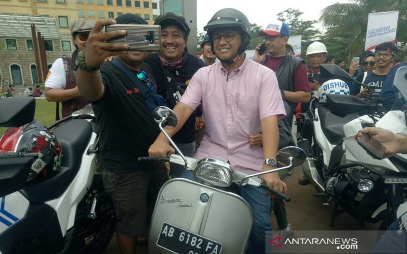  Kisah Gubernur Anies Terkait Kegemarannya Pakai Vespa