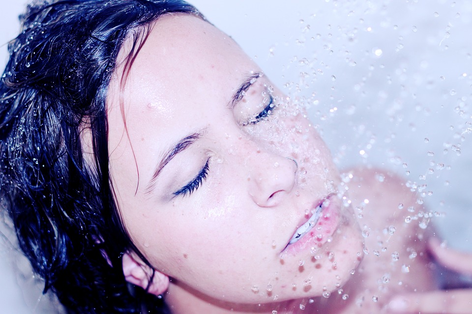 Mandi dengan air biasa (Sumber: Pixabay/Pexels)