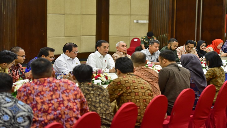 Presiden Jokowi didampingi Seskab dan Gubernur Kaltim mengadakan pertemuan dengan wartawan, di Hotel Novotel, Balikpapan, Kaltim, Rabu (18/12) pagi. (Foto: AGUNG/Humas)