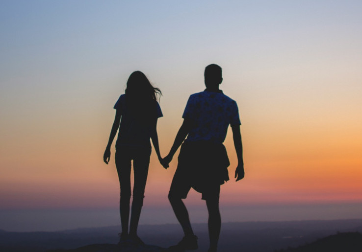 Ciptakan Momen Jadi Lebih Berkesan, Coba 3 Prompt AI Bahasa Indonesia untuk Foto Romantis bersama Pasangan