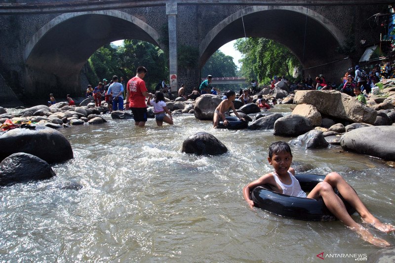 Anak-anak bermain pelampung ban karet di area sungai Ciliwung, Kampung Lebak Kantin, Kelurahan Sempur, Kota Bogor, Jawa Barat. ANTARA FOTO/Arif Firmansyah/hp.