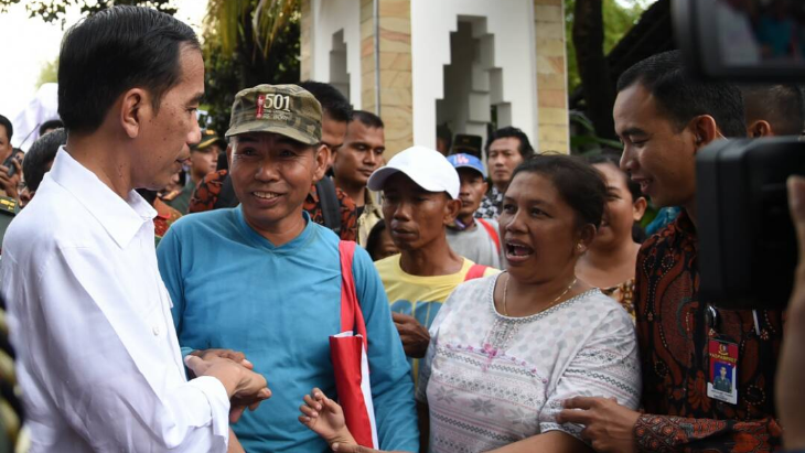 Presiden Bagikan Ribuan Paket Sembako dan Sapa Warga Solo