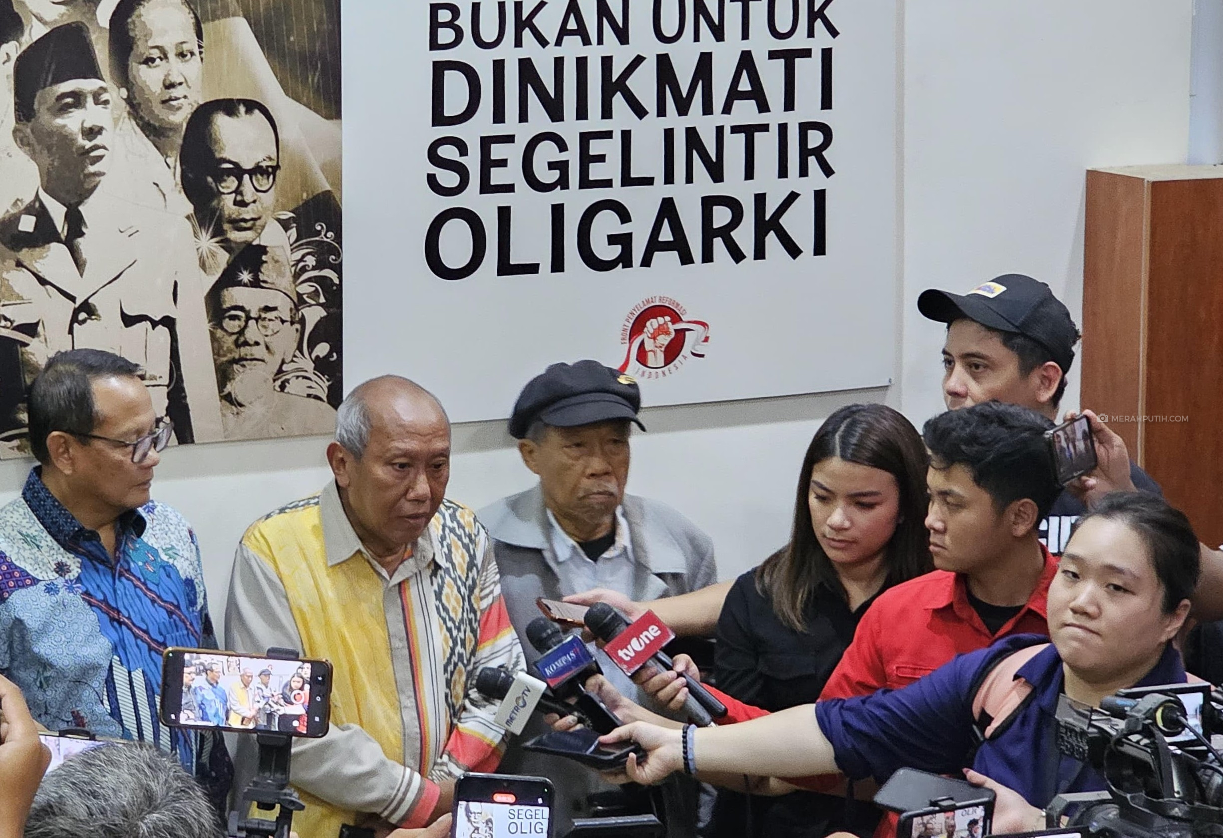 Ikrar Nusa Bhakti Ibaratkan Jokowi Bunuh Demokrasi RI Mirip Hitler di Jerman