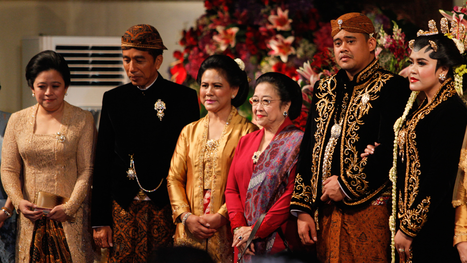 Presiden Joko Widodo (kedua kiri) dan Ibu Negara Iriana Joko Widodo (ketiga kiri) berfoto bersama mantan presiden Megawati Soekarnoputri (ketiga kanan) didampingi putrinya, Menko PMK Puan Maharani (kiri) saat menghadiri pernikahan Kahiyang Ayu (kanan) dengan Bobby Nasution (kedua kanan) di Gedung Graha Saba, Solo, Jawa Tengah. ANTARA FOTO/Maulana Surya