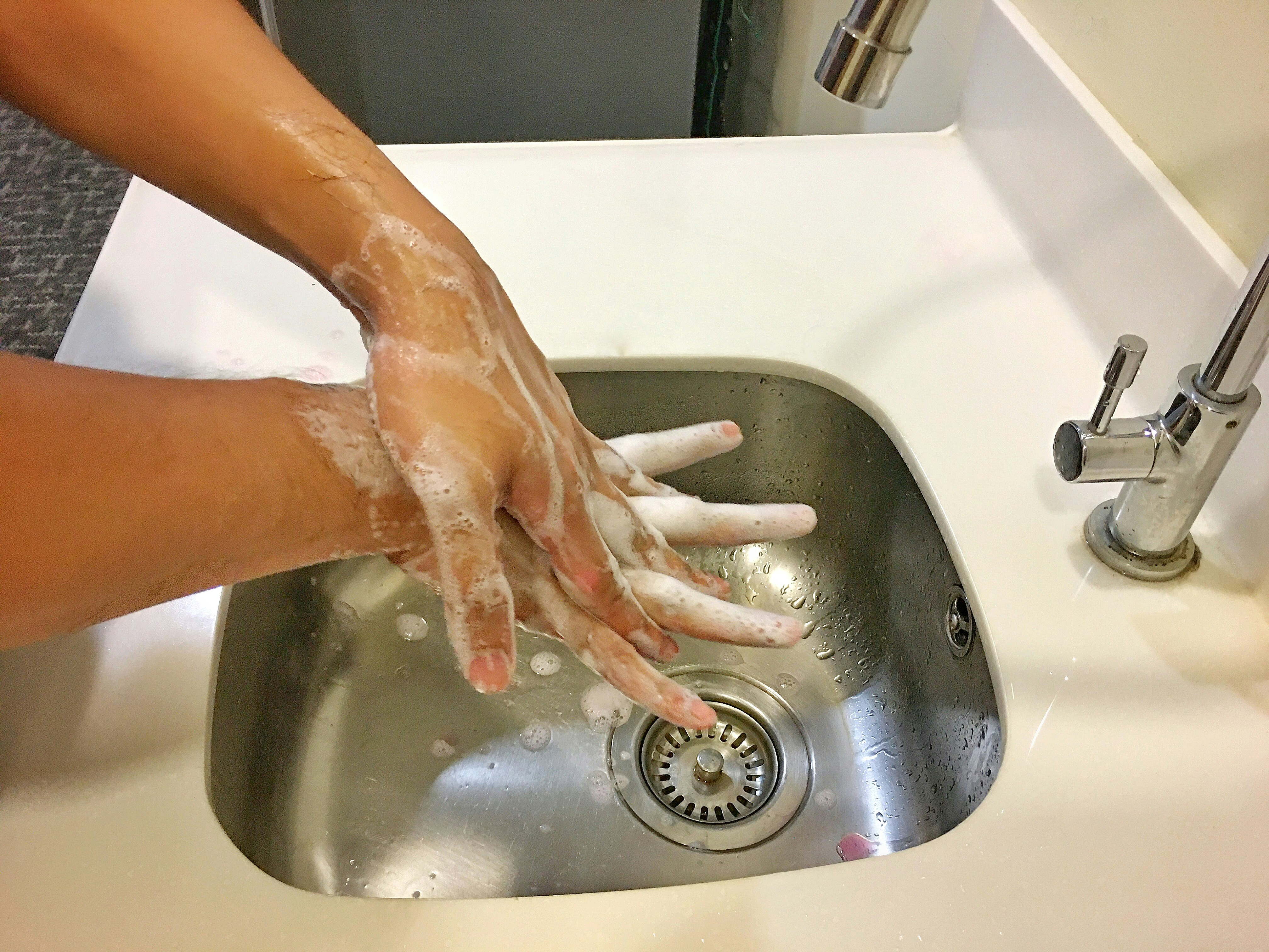 Bersihkan Tangan Pakai Sabun dan Hand Sanitizer di Waktu Berbeda