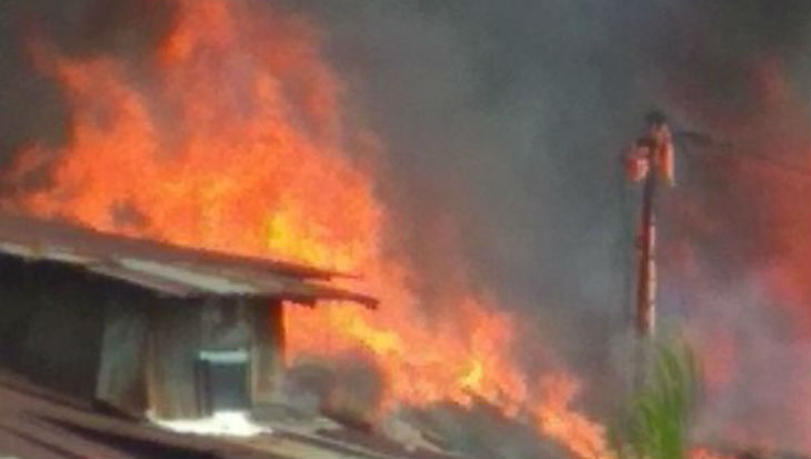 Sejumlah Rumah di Samping Mal BTM Bogor Terbakar
