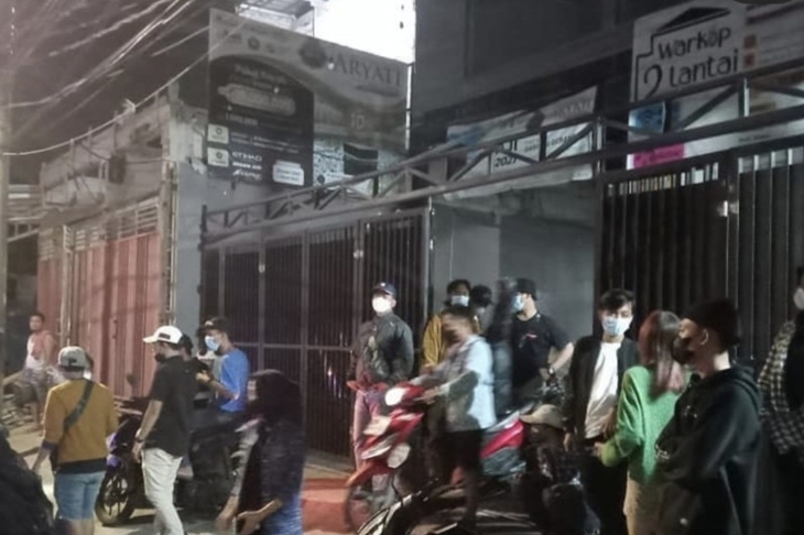 Ilustrasi - Sejumlah pengunjung kawula muda di warung kopi kawasan Koja, Jakarta Utara bubar saat petugas gabungan mendatangi tempat tersebut dalam rangka operasi yustisi pembatasan mobilitas masyarakat pada Sabtu (18/9/2021) malam. (ANTARA/ Instagram/ Polsek_Koja/ Abdu Faisal)