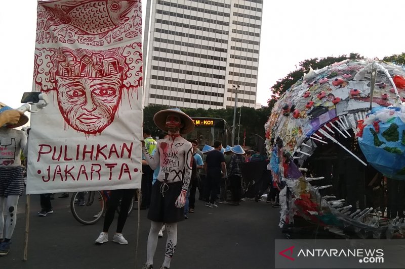 Massa aksi pawai tolak plastik sekali pakai di Bundaran HI, Jakarta Pusat, Minggu (21/7/2019). (FOTO ANTARA/Laily Rahmawaty)