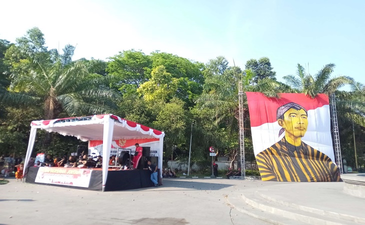 Lukisan raksasa Presiden Jokowi di Plaza Manahan Solo