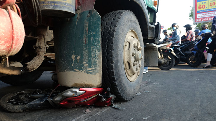 Hilang Kendali, Truk Tronton Seruduk Tiga Motor