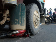 Hilang Kendali, Truk Tronton Seruduk Tiga Motor