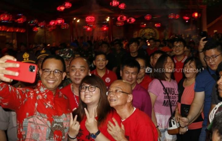 Gubernur Anies Baswedan bersama warga Tionghoa di Wihara Dharma Bhakti, Jakarta, Sabtu (29/1). (Foto: MP/Kanugrahan)