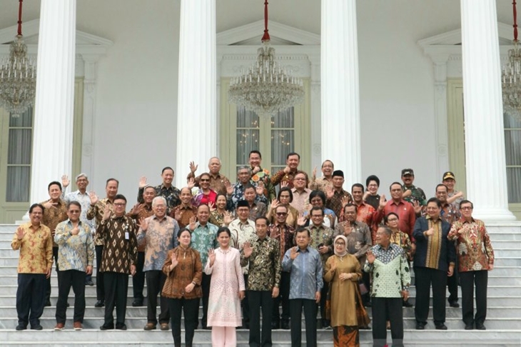 Foto bersama Presiden Joko Widodo dan Wakil Presiden, Jusuf Kalla, bersama Kabinet Kerja 2014-2019 di Istana Merdeka, Jakarta pada Jumat (18/10/2019). ANTARA/Bayu Prasetyo