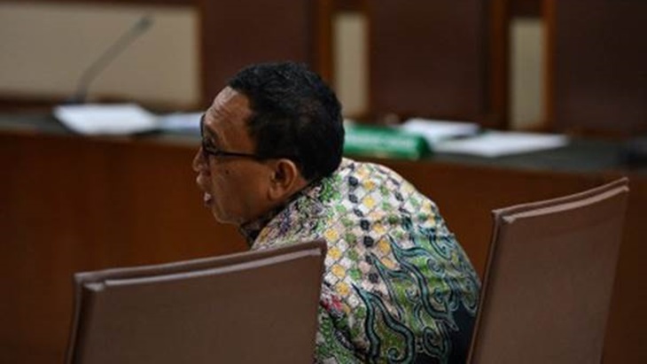 Sekretaris Jenderal Komite Olahraga Nasional Indonesia (KONI) Ending Fuad Hamidy menjalani sidang dakwaan di Pengadilan Tipikor, Jakarta Pusat, Senin (11/3/2019). (ANTARA/Sigid Kurniawan)