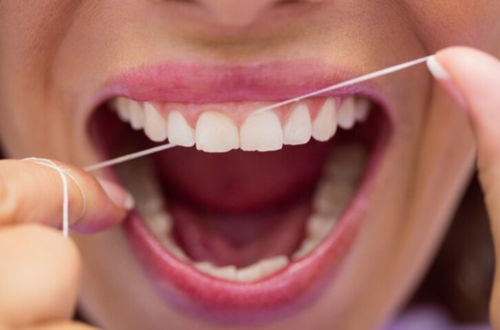Gunakanlah dental floss atau benang gigi untuk membersihkan sisa makanan yang menempel di sela-sela gigi. (Foto: Freepik/Wavebreakmedia)
