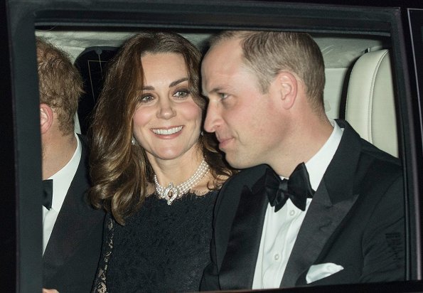 Kate Middleton mengenakan kalung yang sama pada 2017. (Foto Yahoo)