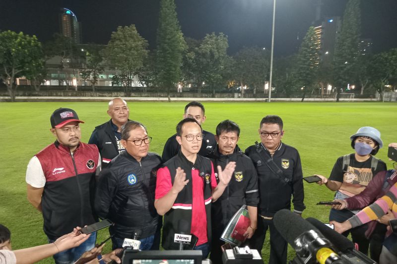 Chef de Mission (CdM) SEA Games Kamboja Lexyndo Hakim menjawab pertanyaan para pewarta di lapangan latihan Gelora Bung Karno, Jakarta, Rabu (5/4/2023). (ANTARA/RAUF ADIPATI)