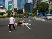  Berswafoto di Jalan Raya Jakarta yang Lenggang Selain Tak Elok Juga Berbahaya