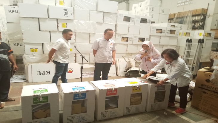 KPU Solo membongkar kotak suara Pemilu 2019 yang sudah tidak terpakai. (MP/Ismail)